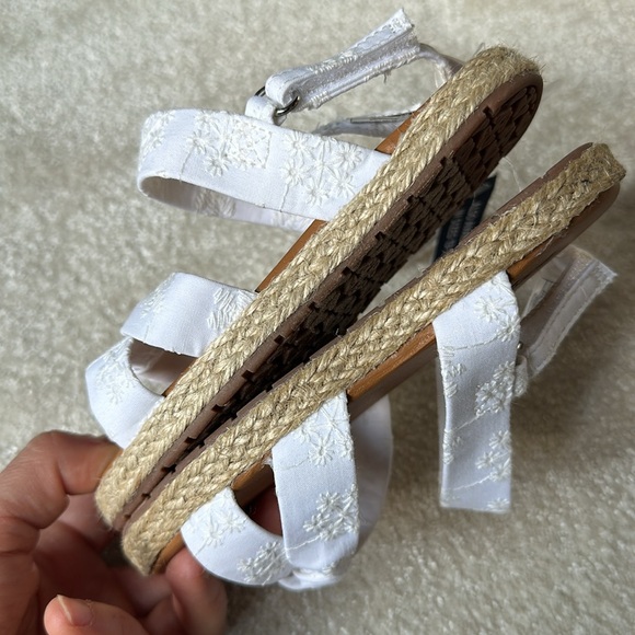 OshKosh linen floral sandals - Picture 2 of 4